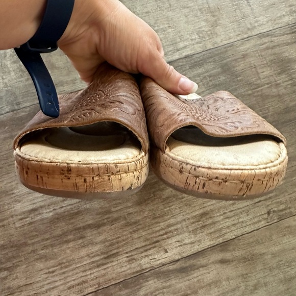 BORN embossed floral leather sandal brown and tan cork bottom - Picture 4 of 8